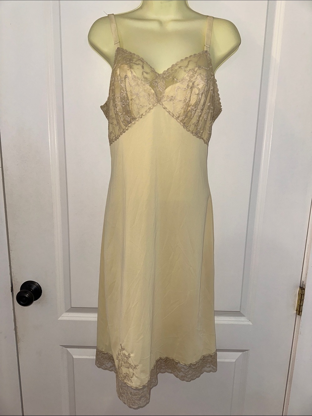 Vtg  50s/60s Artemis Creamy Yellow Full Nylon Slip with‎ Tan Lace Trim Details